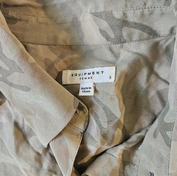 Equipment Femme Camo Silk Long Sleeve Button Down Blouse Small - Picture 4 of 7